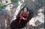 Imagem mostra a jovem minutos antes de morrer, na própria cova