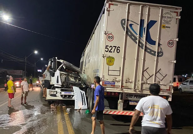 Colisão entre duas carretas deixa motorista ferido na BR 230 no Piauí