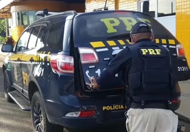 PRF prende acusado de roubo na BR 230 em Floriano