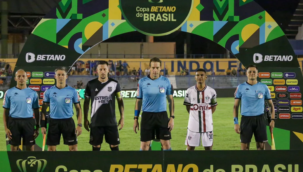 Capitão da Ponte Preta (Fábio Sanches), capitão do Fluminense-PI (Pio) e equipe de arbitragem