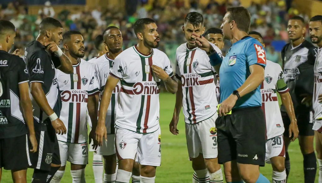 Jogadores do Fluminense-PI reclamando com a arbitragem
