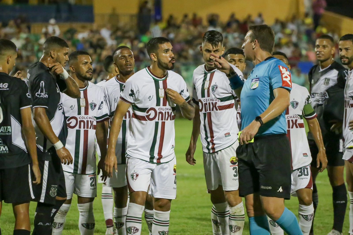 Jogadores do Fluminense-PI reclamando com a arbitragem
