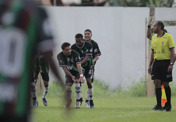Nathan, Lucas Manga e Carlinhos comemoram gol do atacante na vitória diante do Corisabbá