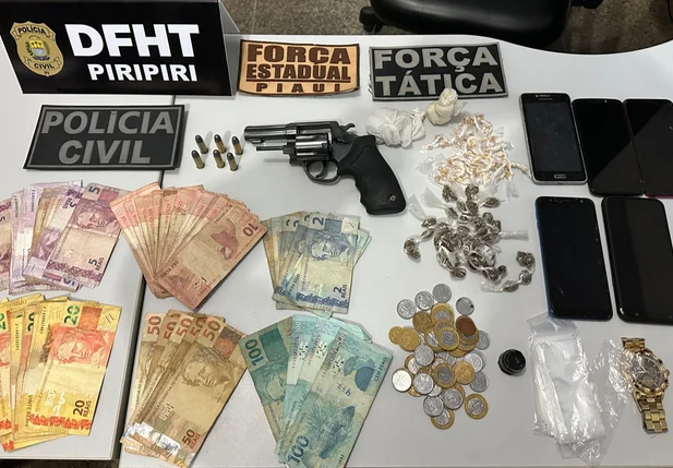 Material apreendido pela DFHT que estava sob posse de suspeito por roubo e homicídio em Piripiri