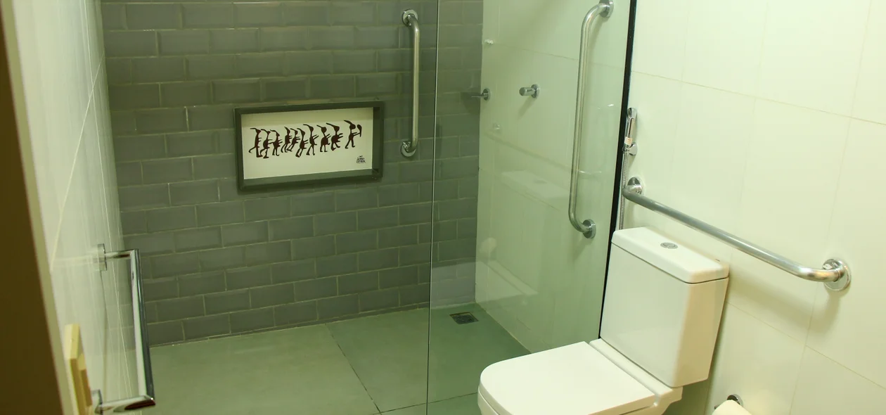 Banheiro adaptado para PCD do quarto no Hotel Serra da Capivara
