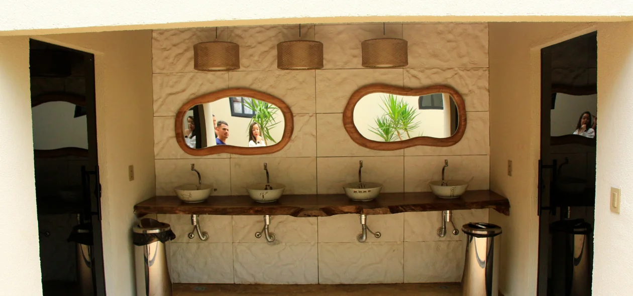Banheiros da área de lazer do Hotel Serra da Capivara