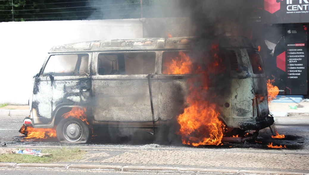 Carro pega fogo e fica destruído na Avenida Dom Severino