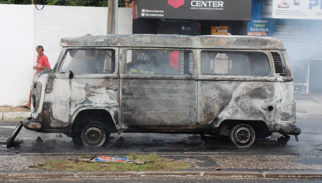 Carro que pegou fogo na Dom Severino após ação do corpo de bombeiros