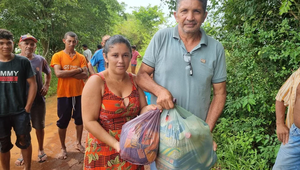 Comunidade recebe cestas básicas em Joaquim Pires