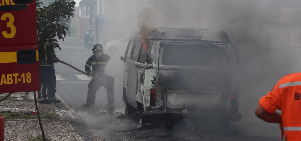 Corpo de bombeiros em ação para conter chamas de Kombi que pegou na Avenida Dom Severino