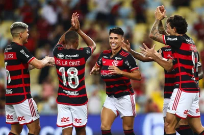 Flamengo vence São Paulo e assume a liderança do Brasileirão