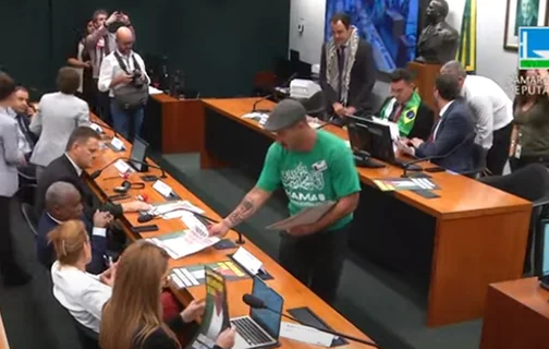 Homem usa blusa do Hamas em evento na Câmara dos Deputados