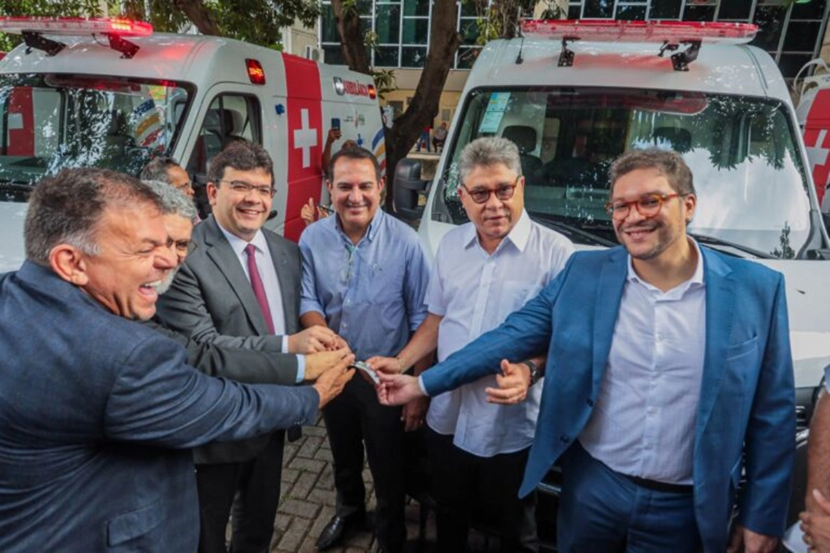 João Mádison comemora entrega de ambulâncias para cidade de Corrente