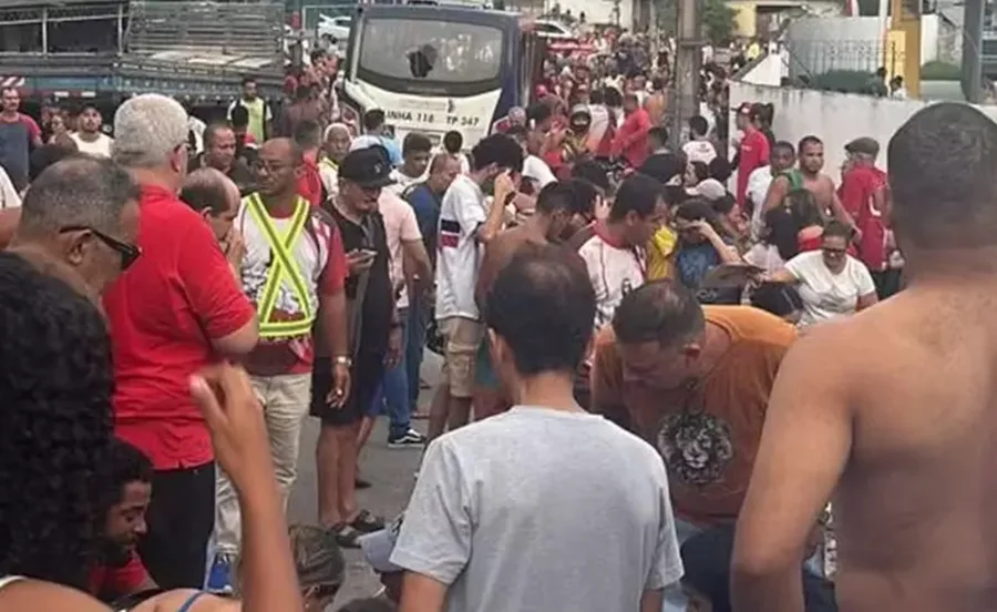 Micro-ônibus desgovernado atropela e mata fiéis durante procissão em PE