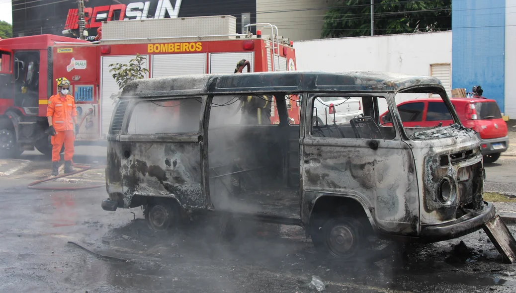 O carro pegou fogo na Avenida Dom Severino, zona leste de Teresina
