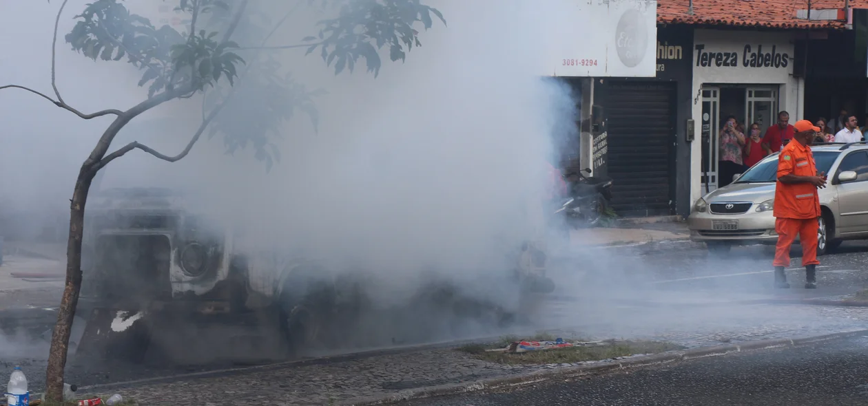 Os bombeiros chegaram a tempo para apagar fogo de kombi em Teresina