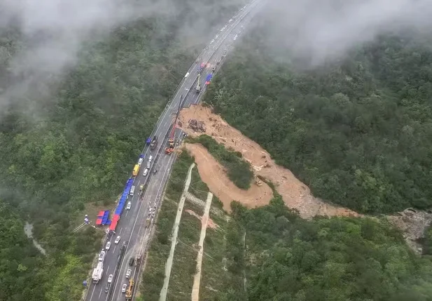 Desabamento de trecho de rodovia na China deixa 48 mortos