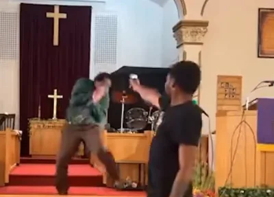 Homem atirando contra pastor em igreja