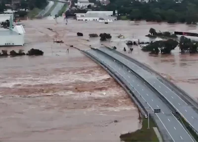 Ponte praticamente submersa no Rio Grande do Sul