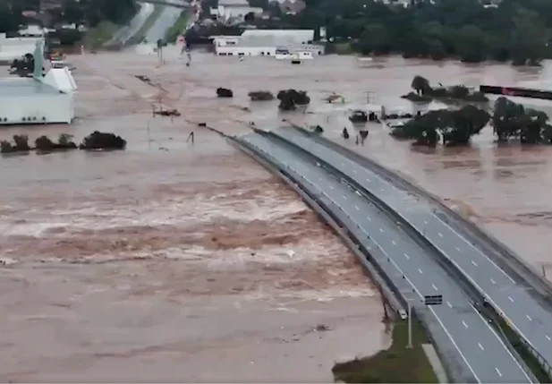 Ponte praticamente submersa no Rio Grande do Sul