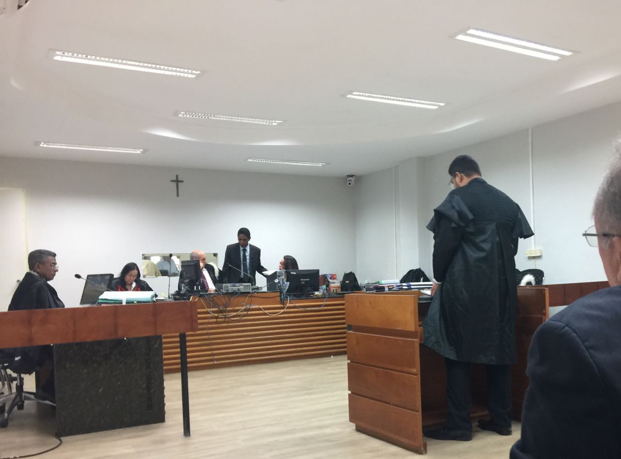 Advogado Nivaldo Filho fazendo sustentação oral