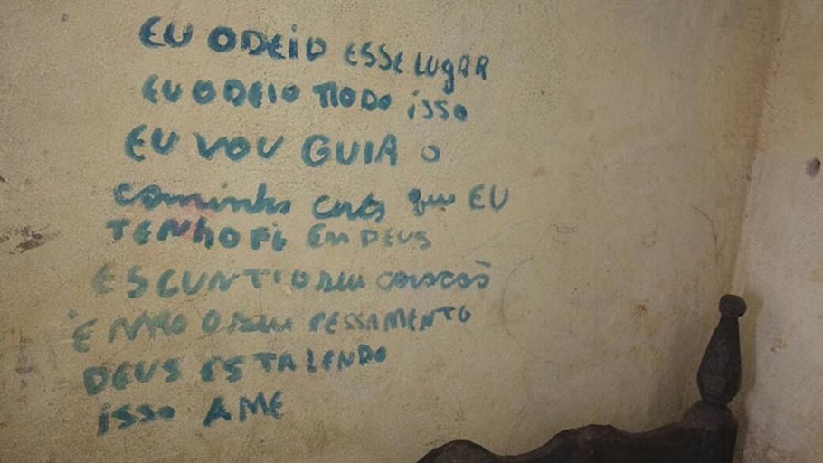Gabriela escreveu frases na parede do próprio quarto