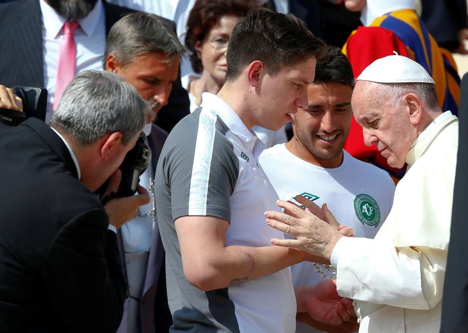Papa Francisco recebe sobreviventes do Chapecoense