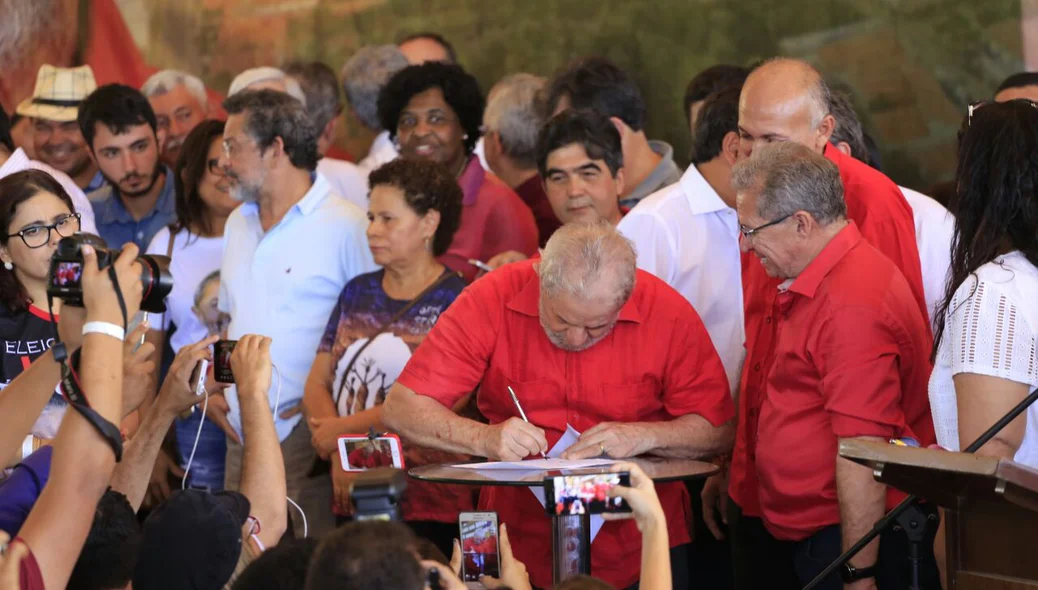 Lula assina termo e se torna cidadão de Altos