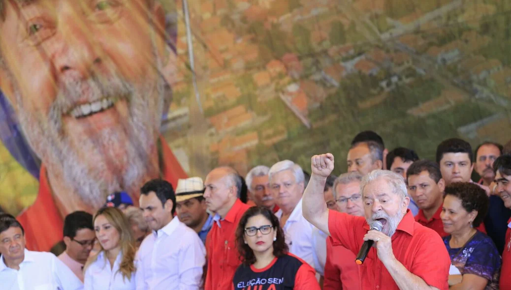 Lula discursa durante recebimento de título em Altos