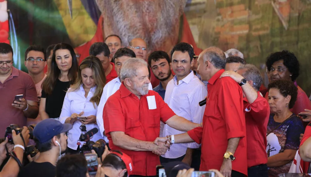 Lula parabeniza Warton Lacerda pela filiação