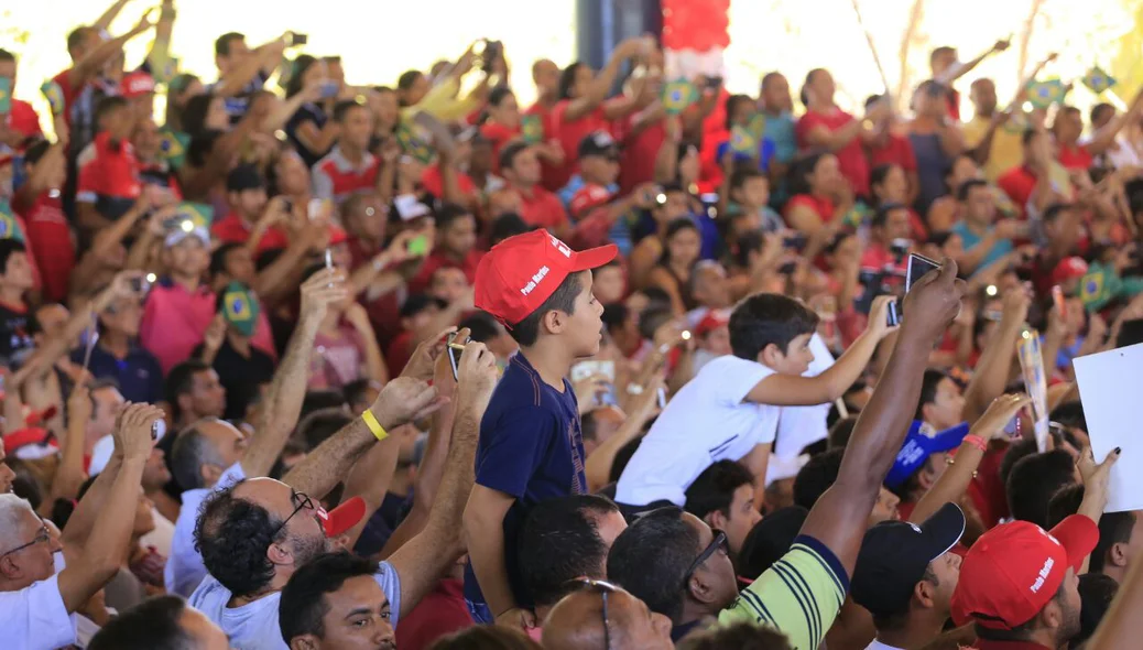 População lota ginásio em Altos durante ato do ex-presidente