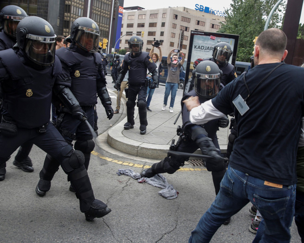 Em Tarragona, polícia espanhola entra em confronto com manifestantes