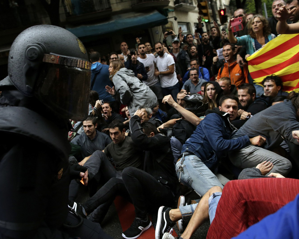 Polícia nacional espanhola entra em confronto com apoiadores do referendo