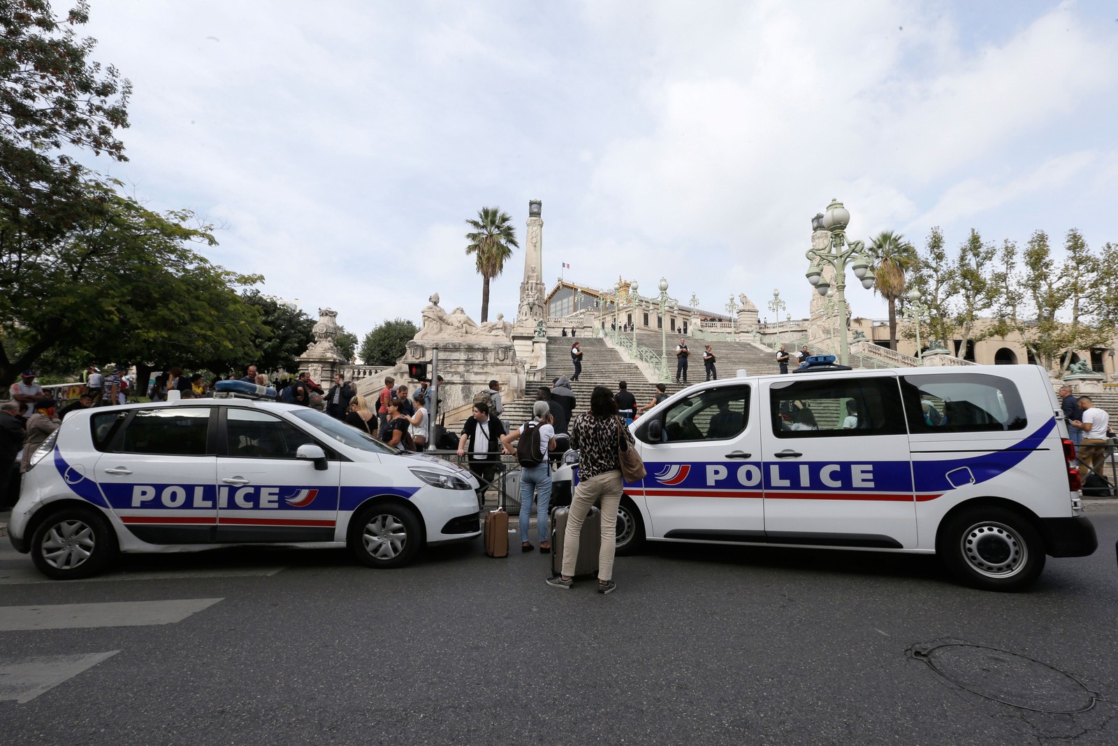 Policiais aguardam do lado de fora da estação de trem de Marselha