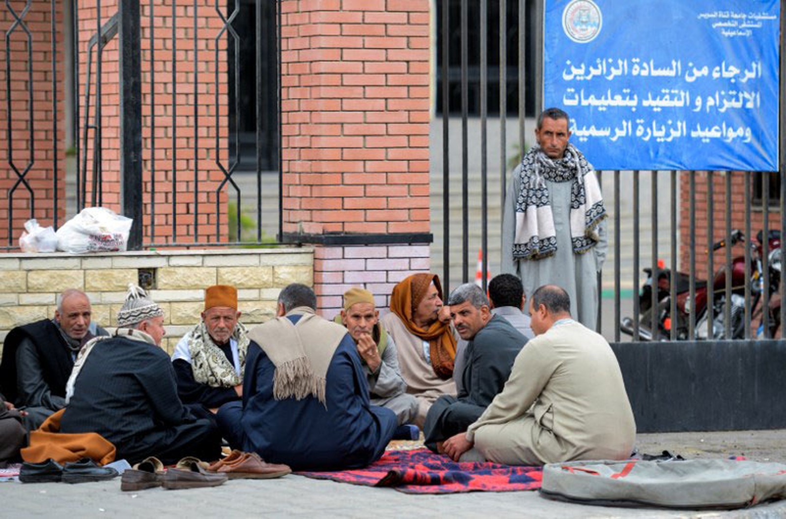 Parentes das vítimas de ataque no Egito aguardam informações