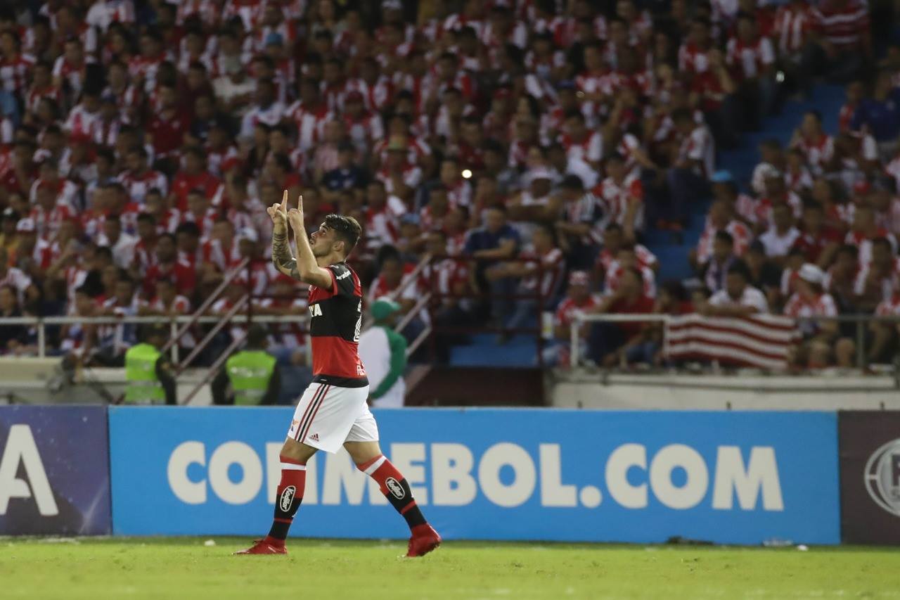 Vizeu marca dois gols e garante vitória do Flamengo