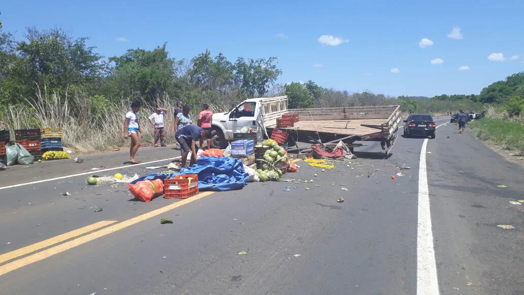 Caminhão envolvido no acidente carregava frutas e verduras