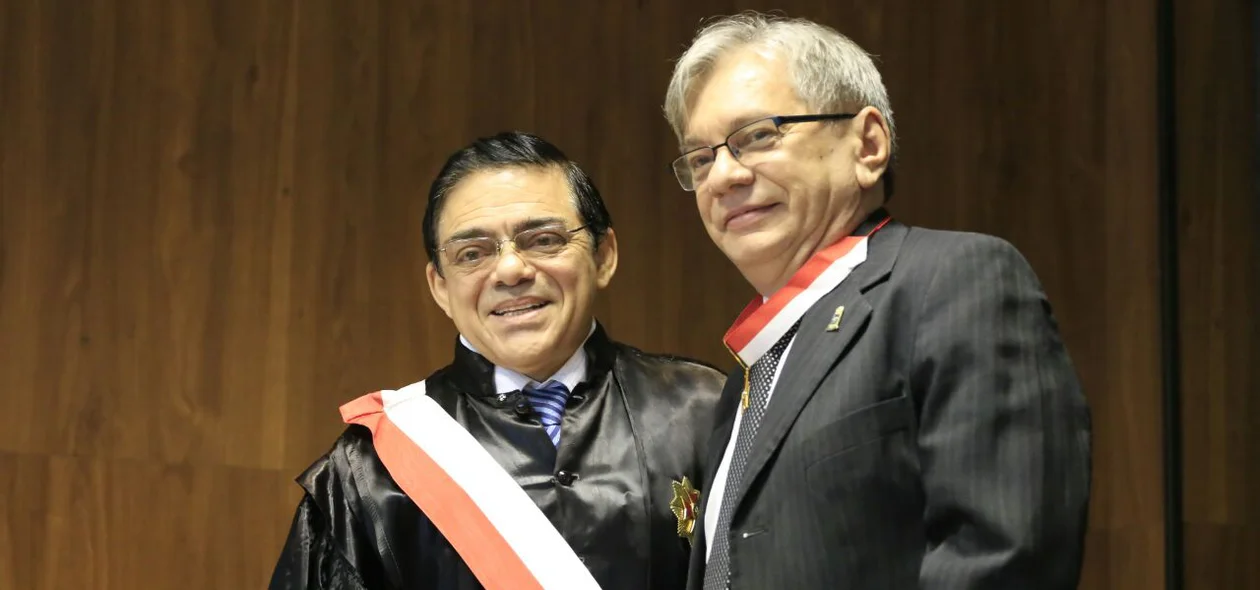 Reitor da Universidade Federal do Piauí, Arimatéia Dantas Lopes, recebe homenagem do TRT