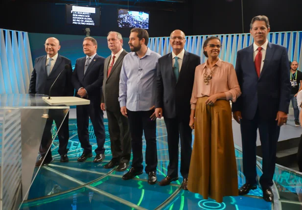 Presidenciáveis durante debate na Tv Globo