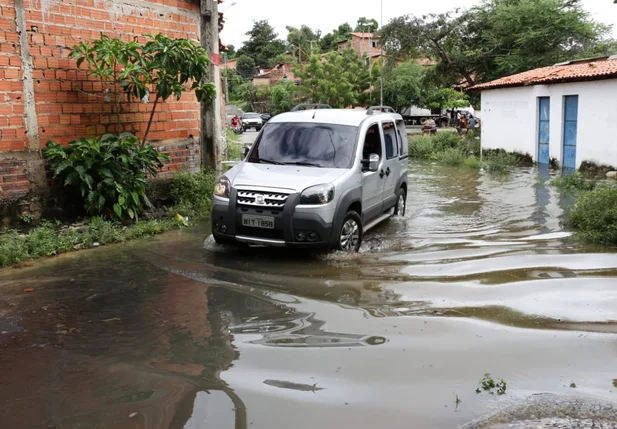 Rio Poti invade ruas no bairro Água Mineral em Teresina