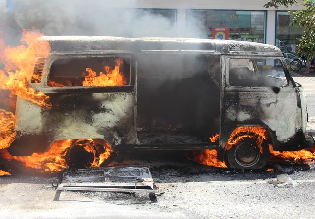 Carro pega fogo e fica destruído na Avenida Dom Severino