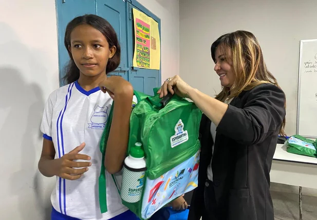 Escola Municipal de Esperantina recebe novos kits escolares