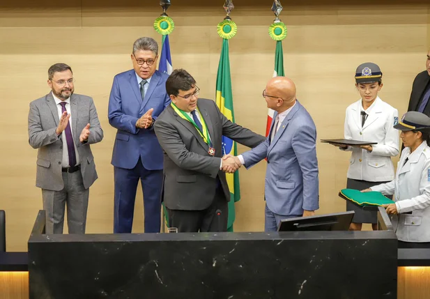 Governador Rafael Fonteles recebe medalha do Mérito Legislativo do Piauí