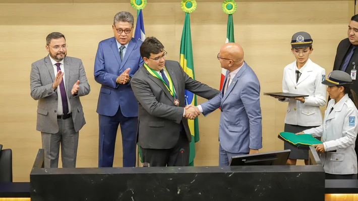 Rafael Fonteles recebe medalha do Mérito Legislativo do Piauí