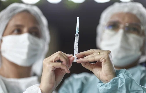 Enfermeiras segurando a vacina