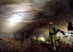 Corpo de Bombeiros atuando na busca por desaparecidos após desmoronamento de gruta