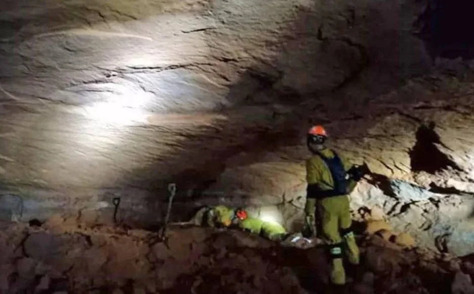 Corpo de Bombeiros atuando na busca por desaparecidos após desmoronamento de gruta