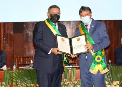 Governador entregando medalha ao ministro Nunes Marques