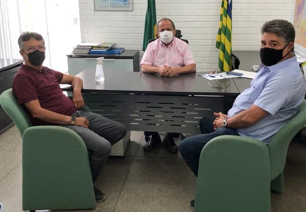 João Mádison e prefeito João da Cruz em audiêcia com Hélio Isaías