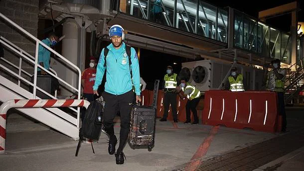 Neymar desembarca na Colômbia com o grupo da seleção brasileira